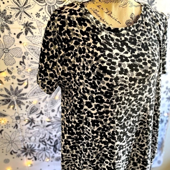 Black, white and grey cheetah print stretch short sleeve dress - Picture 2 of 5